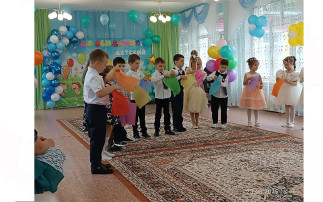 Сегодня в нашем детском саду состоялся выпускной бал в подготовительной группе "Гномики". Сегодня в нашем детском саду состоялся выпускной бал в подготовительной группе "Гномики".