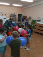 "Белый, синий, красный - флаг наш прекрасный!" "Белый, синий, красный - флаг наш прекрасный!".