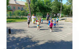 «Бабушка- сказочница развлекает ребят» «Бабушка- сказочница развлекает ребят».